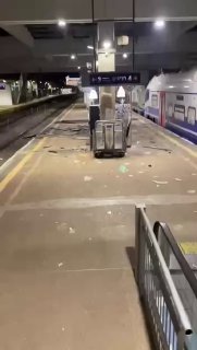 Разрушения на вокзале в Тель-Авиве после удара иранских боеприпасов