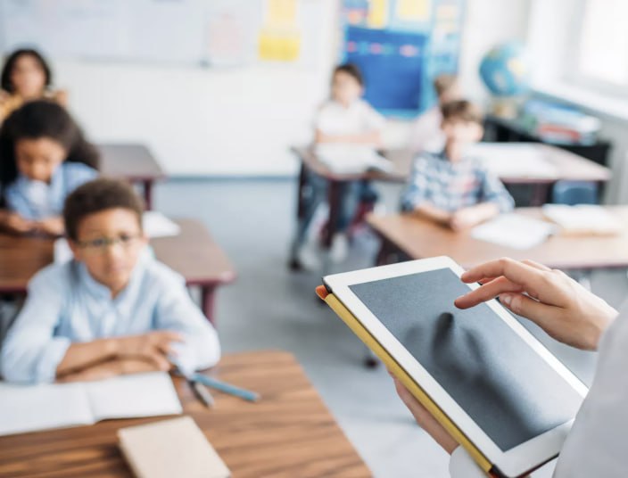 В приложении «Госуслуги Моя школа» появилась функция отслеживания местоположения ребёнка и голосовой помощник