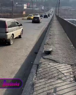 Во Владивостоке горожане «залатали» разваливающийся мост дошираком