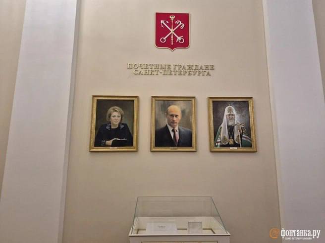 В ЗакСе Петербурга заменили портреты почетных граждан на изображения Путина, Матвиенко и Патриарха