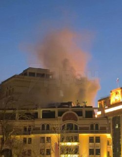 В центре Москвы горит ТЦ «Модный сезон»