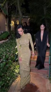 Ким Кардашьян упала в кусты в туфлях на экстремальной платформе