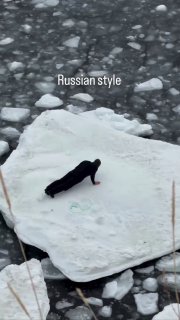 Спортсмен тренируется на льдине у берегов Сахалина