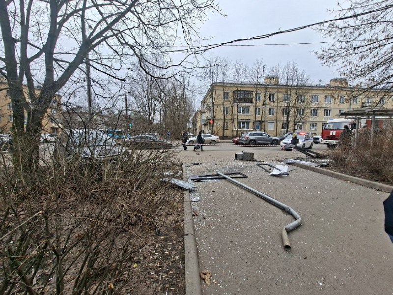 Авто влетело в остановку в Пушкине: пострадали три человека