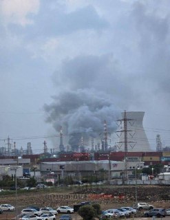 Ракета попала в израильский НПЗ в Хайфе