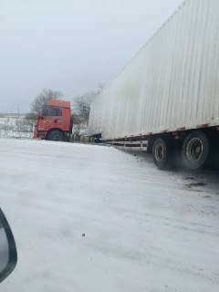 Сильный снегопад в Приморье: пробки и ДТП с фурой