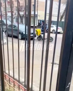 Курьер на «шахед-мопеде» ударил водительницу лицом об ее же авто в Воронеже