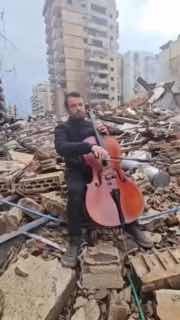 Музыкант играет на руинах Южного Бейрута