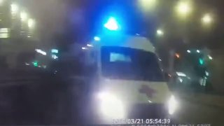 Петербуржец съел стекло и разбил дверь скорой после дебоша в баре