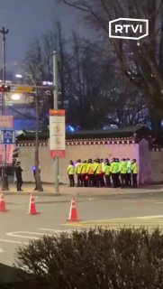 Концерт BTS в Сеуле и протест с баннером экс-президента Кореи