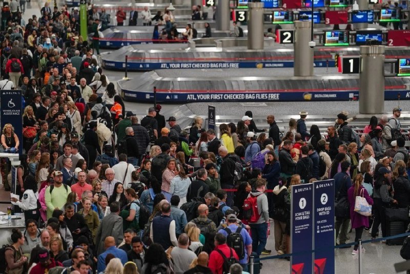 Трамп пригрозил направить миграционную полицию в аэропорты из-за шатдауна