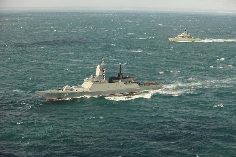 Российский корвет и британский патрульный корабль сопровождали танкер в Ла-Манше