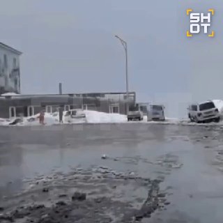 Камчатка поплыла после мощнейших зимних снегопадов: затоплены дома и улицы