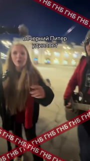 Betsy и Маша Янковская спели «Сигма Бой» с уличными музыкантами в Петербурге