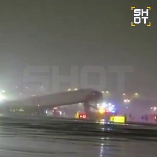 Самолёт столкнулся с пожарной машиной в аэропорту Нью-Йорка: пострадали десятки человек