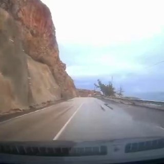 Водитель чудом выжил после оползня в Турции