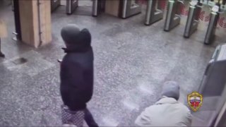 Женщину облили перцем в метро за бесплатные газеты