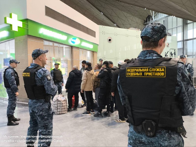 Более 8 тысяч иностранцев выдворены из Петербурга за нарушение миграционного режима