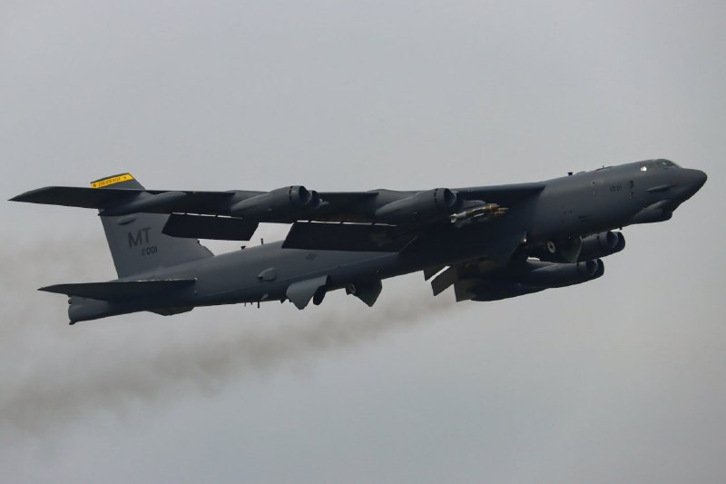 B-52H с бомбами GBU-31 замечен над Ираном на фоне проблем с ПВО