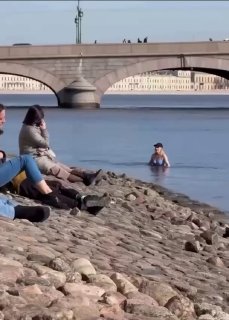 Жара в Петербурге: горожане купаются у стен крепости