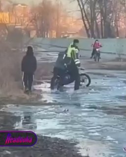 Полицейские ловили питбайкеров на льду в Улан-Удэ: один ребенок сломал руку