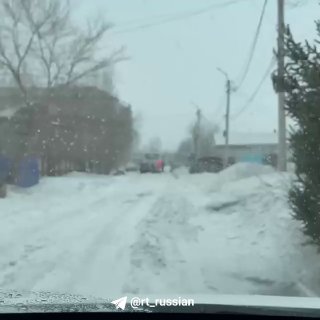 Метель парализовала движение в Ачинске: люди выталкивают автобус