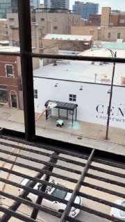 Бунт среди железяк: в Чикаго робот-курьер протаранил автобусную остановку