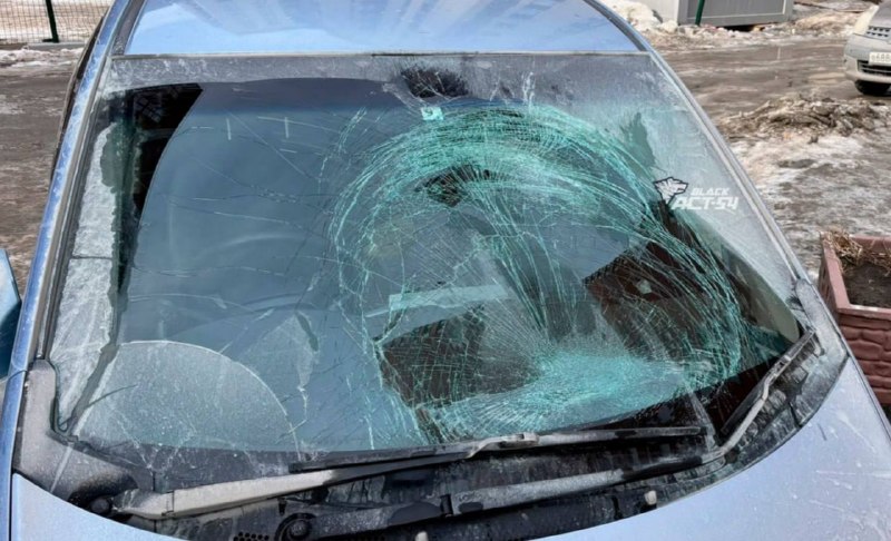 Лед упал с перехода на машину в Новосибирске