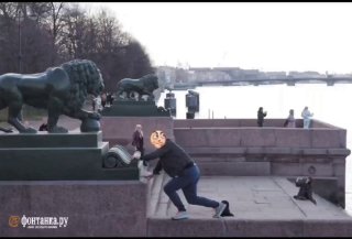 Мужчина упал со львов у Дворцового моста ради фото