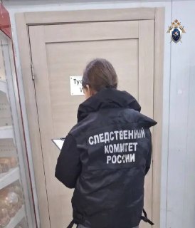 Школьница умерла в туалете магазина, надышавшись газом из баллончика