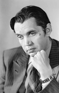 Стихотворение Роберта Рождественского в литературном салоне