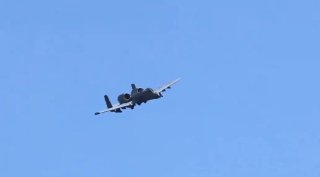 Кадры работы штурмовика A-10 по позициям проиранского ополчения в Ираке