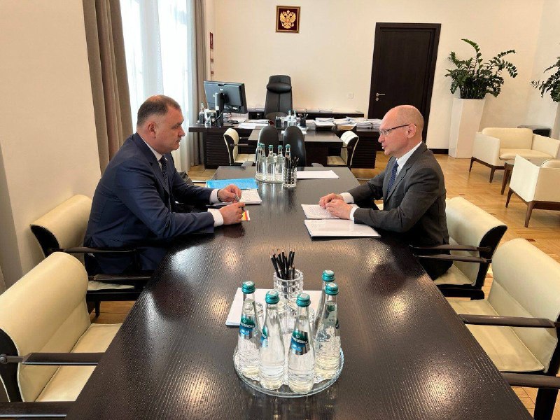 Президент Южной Осетии и Кириенко обсудили совместные проекты