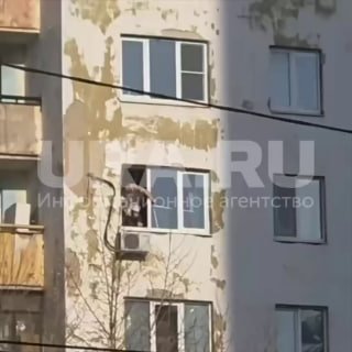 Спасатели спасли мужчину с подоконника в Екатеринбурге