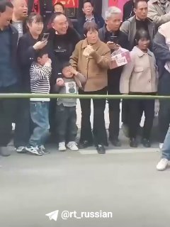 Роботы Unitree выходят из-под контроля: удары и преследования людей