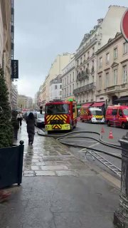 Пожар в люксовом отеле в центре Парижа: эвакуированы 400 человек, есть пострадавшие