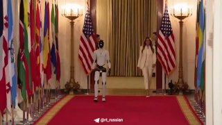 Меланья Трамп пришла с роботом на саммит по ИИ