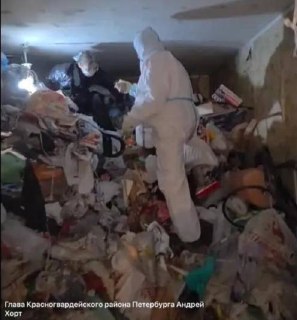 Живую женщину нашли в завалах мусора в квартире Петербурга