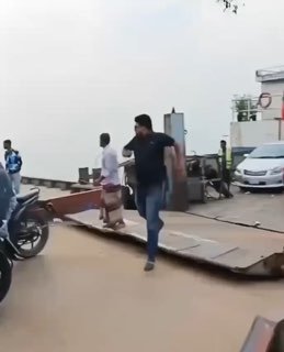 Автобус упал в реку в Бангладеш: 17 погибших