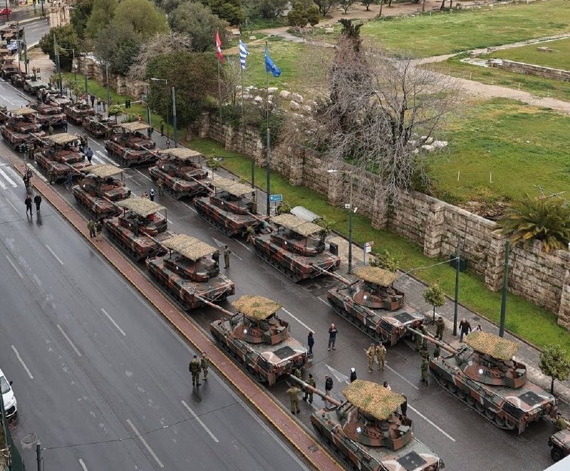 Греческие танки Leopard на параде с устаревшими антидроновыми системами