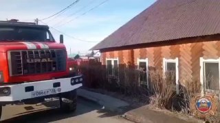 Инспекторы ДПС спасли пенсионерку из горящего дома в Иркутской области