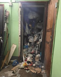 В заваленной мусором квартире в Петербурге нашли труп пенсионерки и её дочь