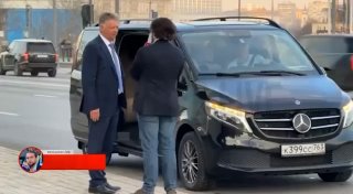 Глава АвтоВАЗа похвалил Lada, но уехал на Mercedes