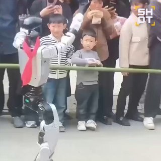 Робот ударил ребенка во время шоу в Китае