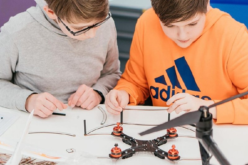 Школьников могут обучить конструированию дронов