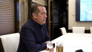 Медведев: наземная операция США в Иране грозит фатальными последствиями