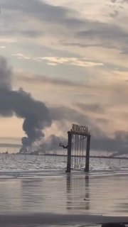 Иранская девочка на качелях на фоне горящей базы у Ормузского пролива