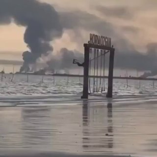Видео: девочка качается на фоне пожара на базе у Ормузского пролива