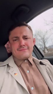 Член немецкой партии подарил чиновникам Чечни кортик со свастикой