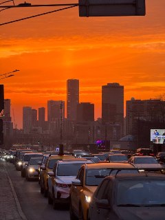 Москва провожает рабочую неделю захватывающим закатом